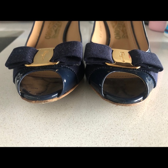 Salvatore Ferragamo Blue Patent Leather Sissi Bow Peep Toe Mid Wedge Pumps - Picture 5 of 10